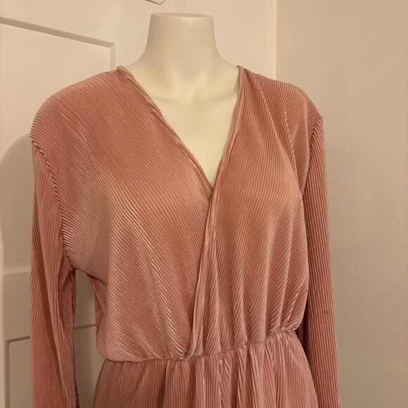 Haute Rogue size Medium Light Pink Accordion Texture Bell Sleeve Shorts Romper - Picture 5 of 12